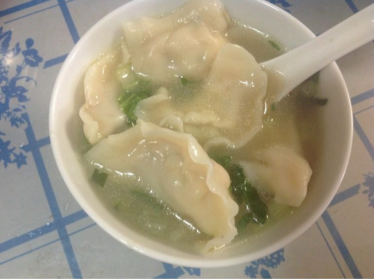 三鲜饺子,如图煮熟的饺子里肉皮冻化成汤汁裏着肉馅 一口下去汤汁鲜味十足 不油不腻 感觉嘴里满满的都是幸福 好吃得无法形容 呵呵呵!!!夸张了一点