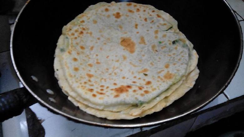 韭菜鸡蛋饼,3.把锅洗净，把锅烧干，放少许油烧五成，放韭菜鸡蛋饼，炕九成熟，出锅