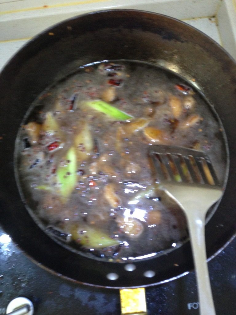 羊肉胡萝卜锅仔,第三步:给凉水 溢过肉的地方 盖上锅盖焖煮