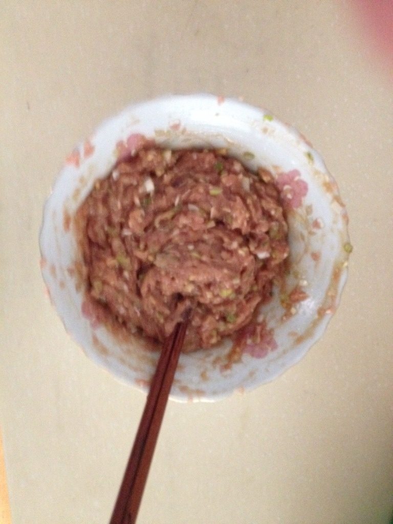 老北京肉饼,切一根葱,建议多放葱,姜末,放入打好的肉馅,将麻油倒在葱上,和花生油,这样会很香