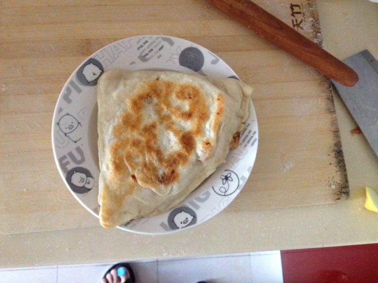 老北京肉饼,将饼锅放油,把肉饼放入,小火烙,两面各烙5分钟即可出锅。