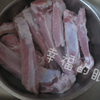 南瓜粉蒸排骨,纯排放在清水里冲泡干净,期间换几次水