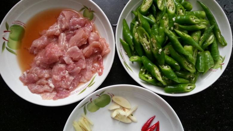 农家小炒肉,肉切片，用生粉<a style='color:red;display:inline-block;' href='/shicai/ 788'>生抽</a>腌制。<a style='color:red;display:inline-block;' href='/shicai/ 80'>杭椒</a>切段。姜蒜切好备用