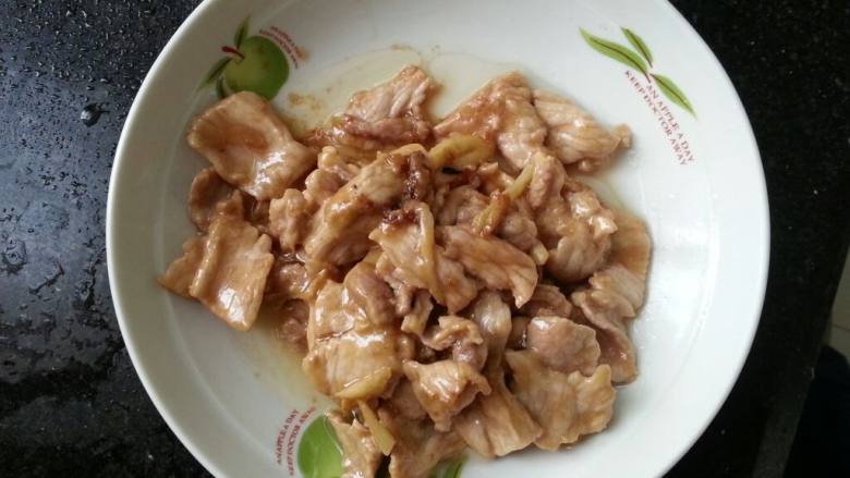 农家小炒肉,下油加姜蒜炒肉片至九成熟