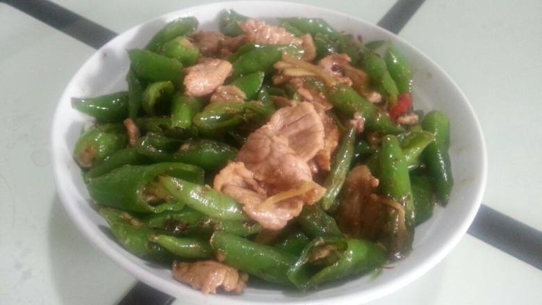 农家小炒肉,烙杭椒，加油炒，后放入炒好的肉片，加入盐，<a style='color:red;display:inline-block;' href='/shicai/ 756'>鸡精</a>调味出锅