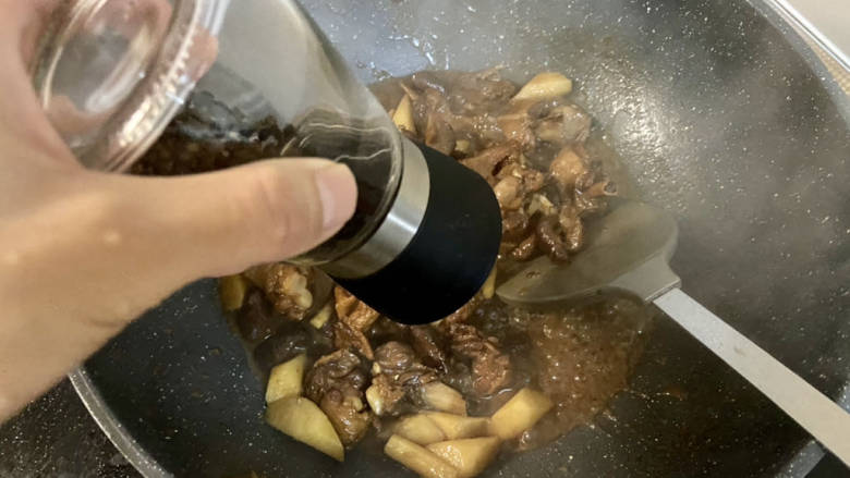 香菇烧鸭肉➕香菇山药烧鸭肉,汤汁收到浓郁,磨一些黑胡椒碎