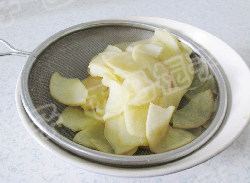玫瑰苹果卷,大火煮开,关火焖2分钟后捞出沥干水分