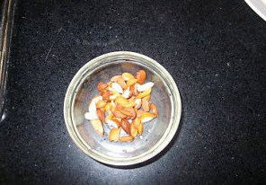 苹果南北杏瘦肉汤 ,<a style='color:red;display:inline-block;' href='/shicai/ 591'>苹果</a>一个洗净去核不去皮也切成块，南北杏对半切开，洗净待用