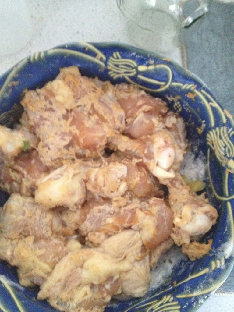 脆皮翅根,之后放入除淀粉以外的材料腌制一下午