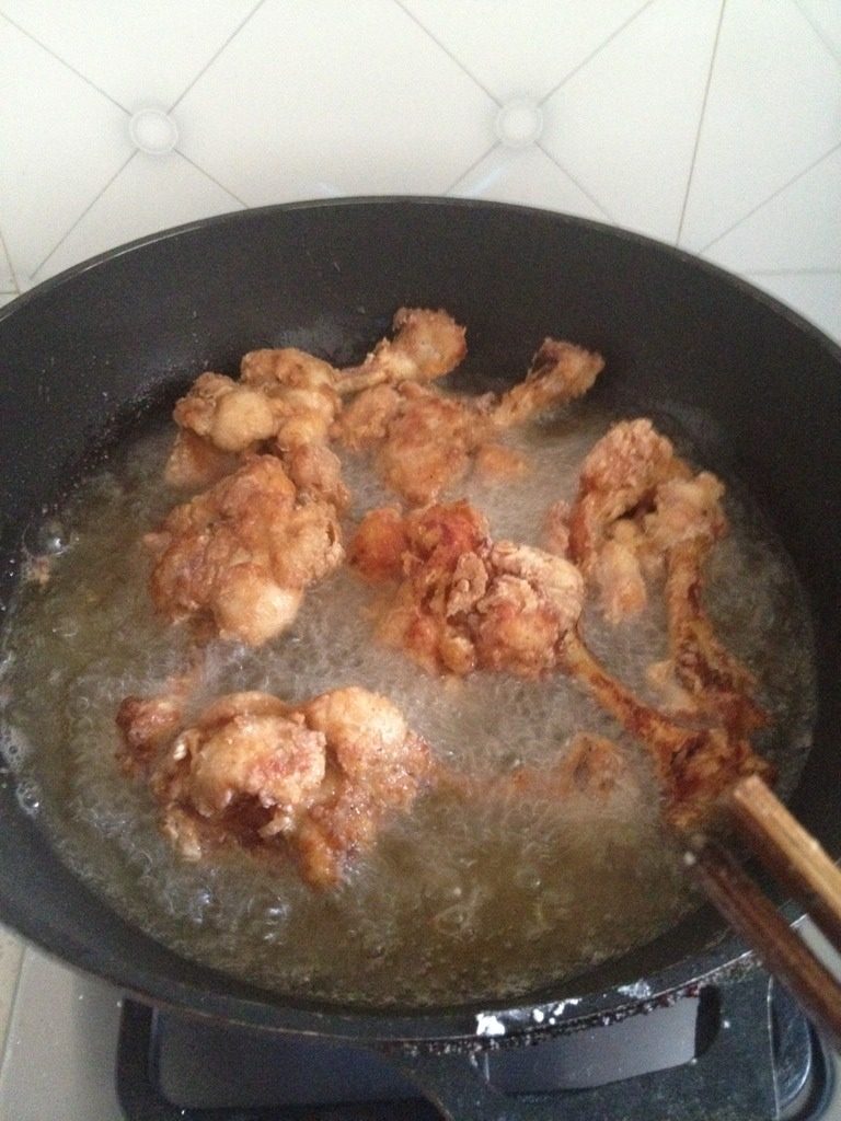 脆皮翅根,裹上淀粉,放入锅内炸5~7分钟捞出即可