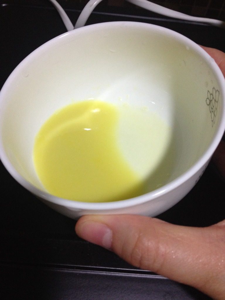 姜撞奶,喜欢辣点,姜味重点就放多点姜。我这里大概两茶匙姜汁。
