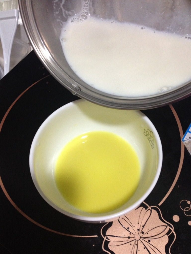 姜撞奶,把牛奶一口气撞进姜汁中,不能太温柔,动作要快,不能搅拌,静置20秒,凝固!