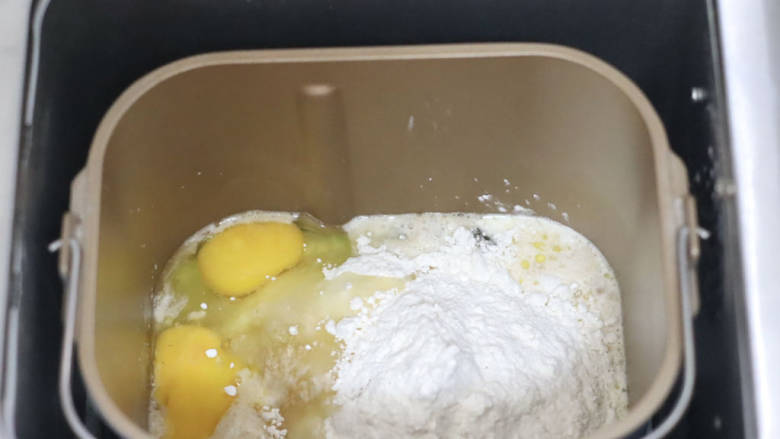 胶东节日小吃~七夕巧果,首先备齐称重所有的食材,放入面包机里开始和面。