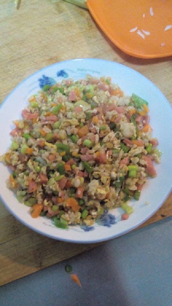 扬州火腿蛋炒饭,出锅前最后一步,放适量的鸡精,味道会更美噢!