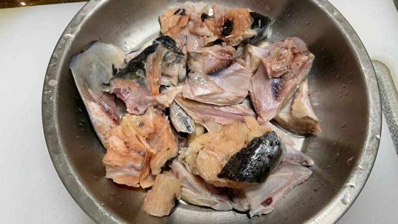 三文鱼豆腐羹➕三文鱼头豆腐羹,三文鱼头去腮清洗干净,切块