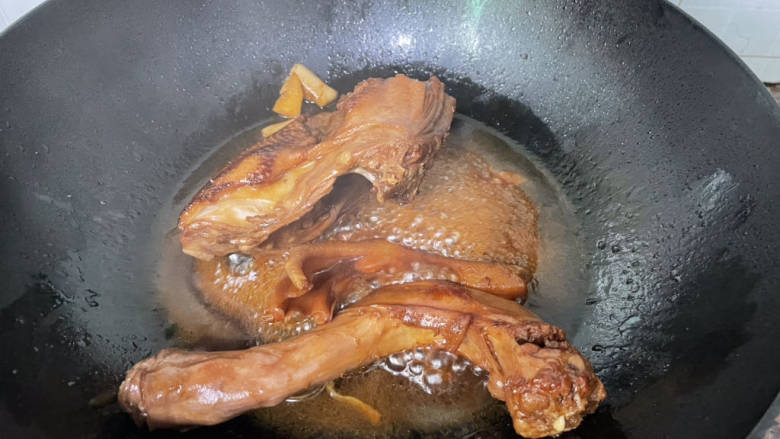 啤酒焗鸭,盖上锅盖小火焖至收汁。