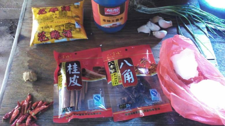 辣味鸡爪,这是要用到的材料。。。