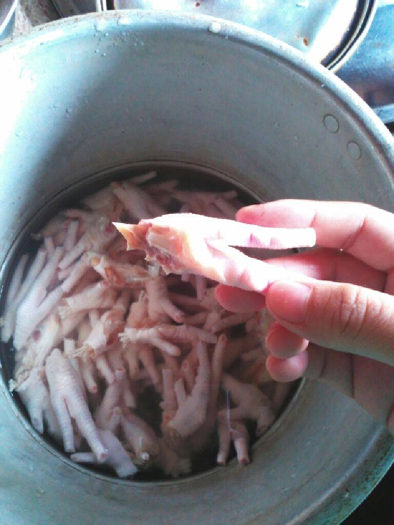 辣味鸡爪,将<a style='color:red;display:inline-block;' href='/shicai/ 89'>鸡爪</a>去指甲。对半切。。放到开水中烫下