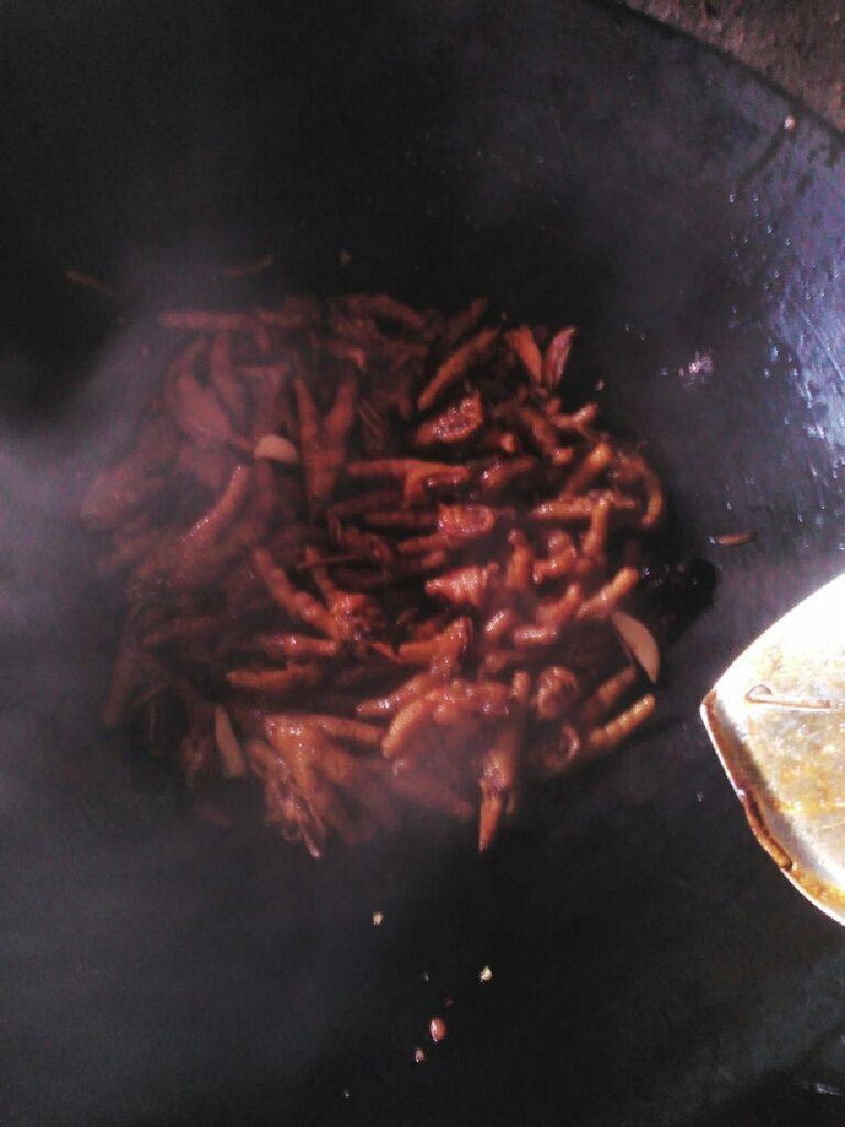 辣味鸡爪,锅烧热油，将<a style='color:red;display:inline-block;' href='/shicai/ 710'>桂皮</a>，<a style='color:red;display:inline-block;' href='/shicai/ 695'>八角</a>放入爆香。在放入鸡爪。<a style='color:red;display:inline-block;' href='/shicai/ 718'>料酒</a>少许