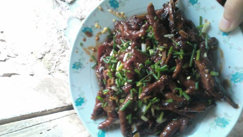 辣味鸡爪,起锅时留点汤。把<a style='color:red;display:inline-block;' href='/shicai/ 7607'>小青菜</a>放下去。不要太干。然后洒点<a style='color:red;display:inline-block;' href='/shicai/ 3250'>葱</a>花。。