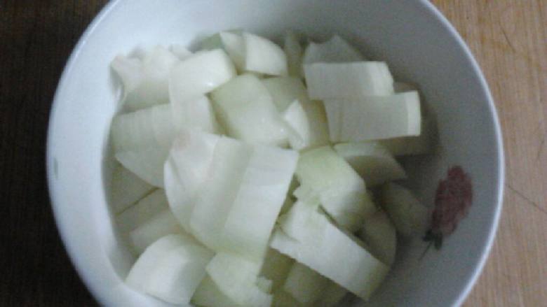 咖喱鸡肉,圆葱切丁