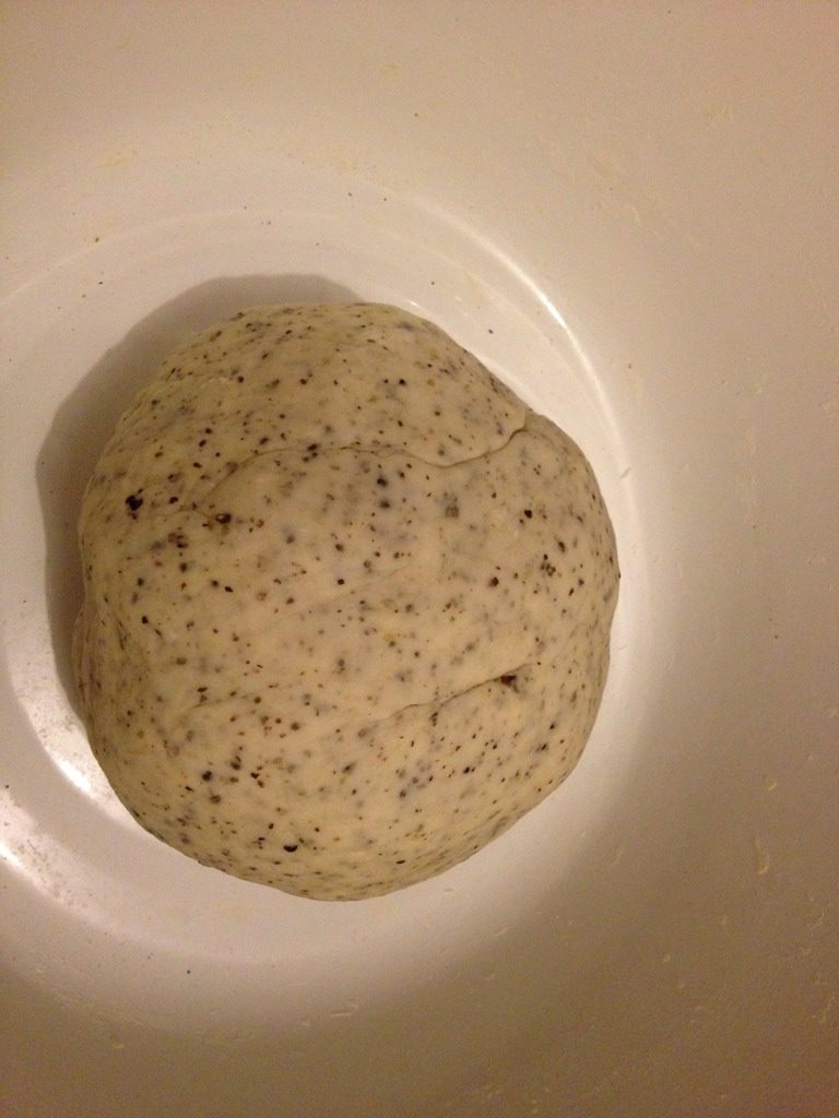 苏子籽薄饼,和好面后盖盖,醒面大约10分钟。
