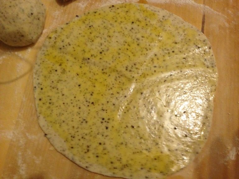 苏子籽薄饼,把醒好的面分成若干个面团,擀成面饼同时涂上橄榄油或食用油。