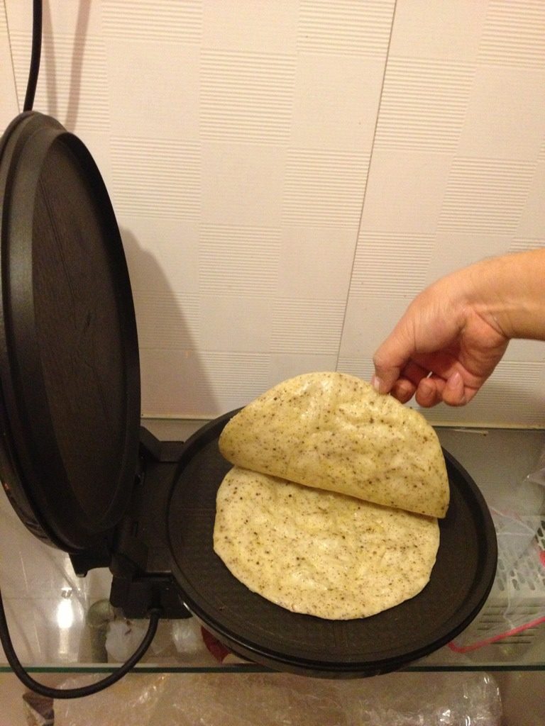 苏子籽薄饼,如图,可以用电饼铛同时烙两张饼,两饼之间少涂些油,之后全程无需放油!也可以用燃气中小火煲熟。