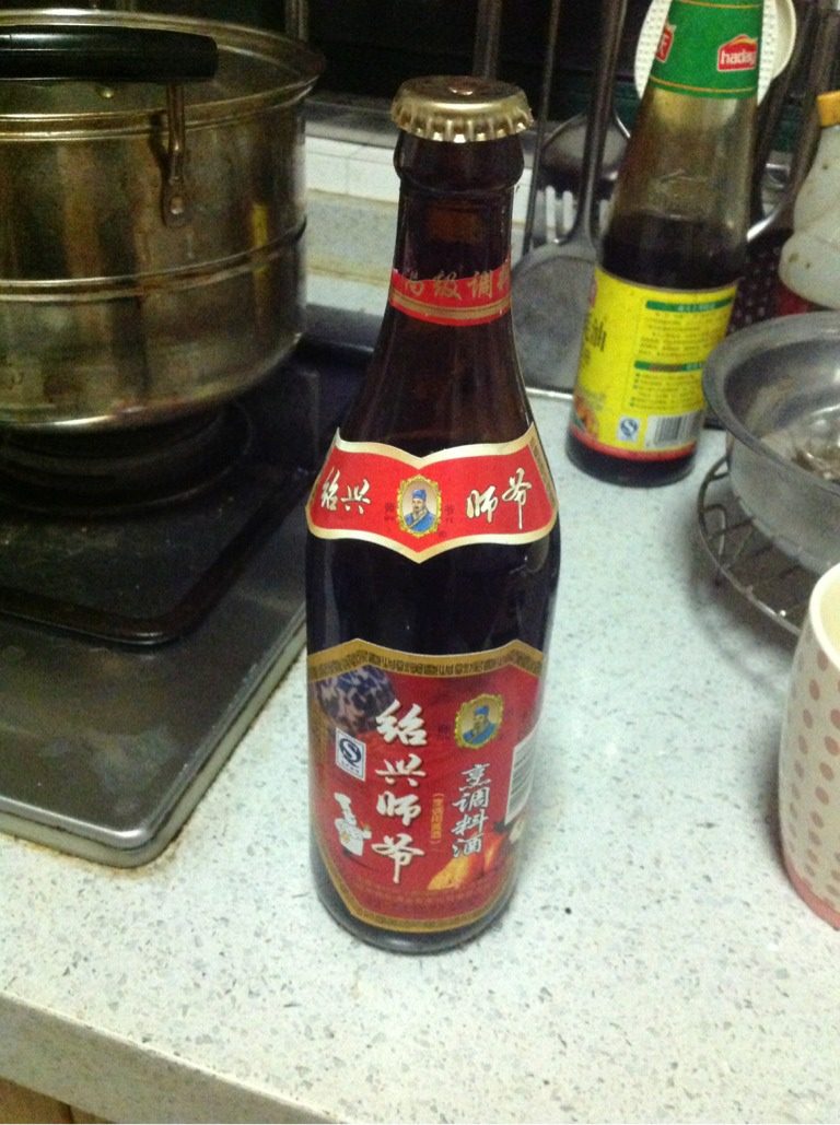 秋季超级无敌排骨小火锅,先将<a style='color:red;display:inline-block;' href='/shicai/ 434'>排骨</a>用清水小水流冲洗5分钟将血水洗干净，用料酒最好是绍兴料酒腌制半小时我还放了少许淀粉'其他食材洗净备用