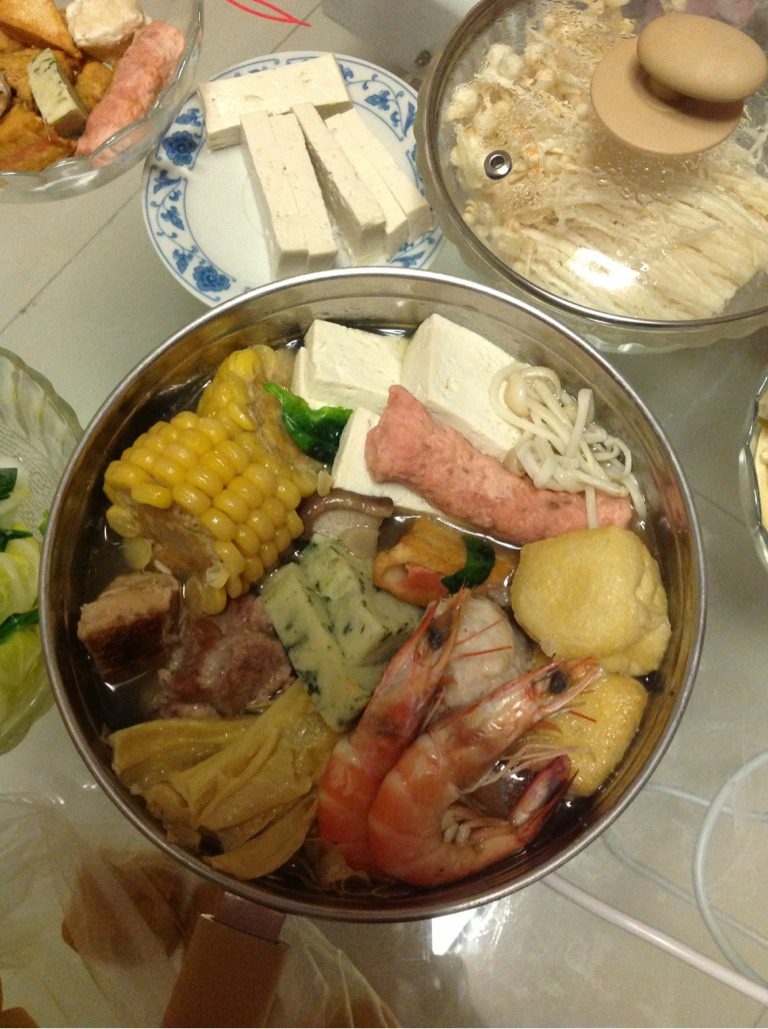 秋季超级无敌排骨小火锅,加入盐味精调味，用另外一个锅把青菜烫熟，我吃的时候把所有材料放到一个电火锅里边，一边加热一边吃