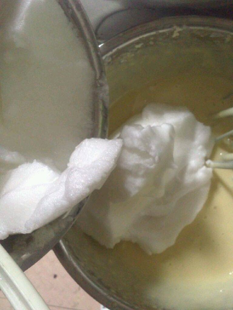 葡萄干海绵蛋糕,用刮刀将打发三分一蛋清加入蛋黄中，上下翻匀，再将翻匀的蛋黄加入三分之二蛋清盆中再上下翻！记住要快！！！