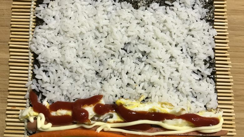 快手紫菜包饭,摆上所有材料,并撒上酱料。