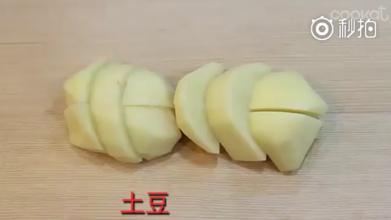 超简单的芝士培根吐司卷,<a style='color:red;display:inline-block;' href='/shicai/ 23'>土豆</a>去皮洗净,切成小块,隔水蒸熟。