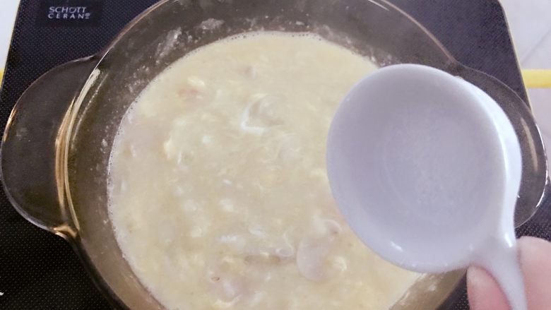 宝宝辅食:鲜虾平菇面疙瘩汤-10M ,1岁以上的宝宝可以稍稍加点盐调味,1岁以前的小宝贝就不要加盐了哈。