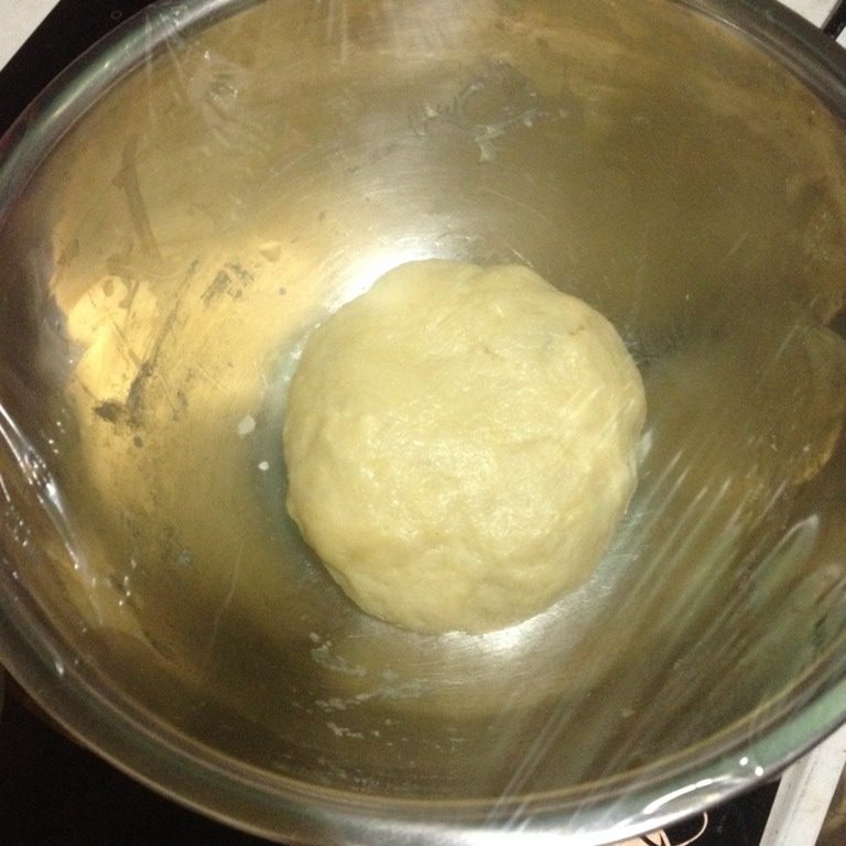 提子干司康scone,拌匀后倒进步骤1中,和成光滑面团,不要过度和面,不然司康就不酥软了,压扁,均匀撒上一半提子干,对折,压一压,再均匀撒入剩下的提子干,再对折,和成圆形,用保鲜膜封好,放进冰箱冷藏一个晚上。一般8~10小时左右。