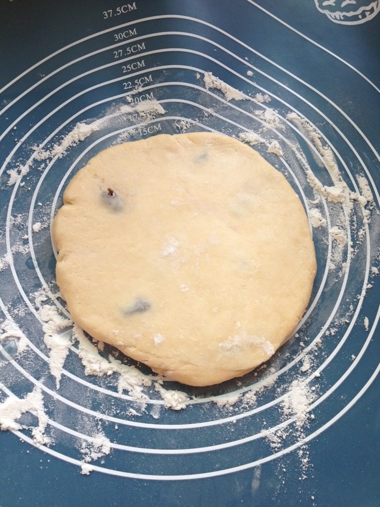 提子干司康scone,第二天早上取出面团,不用解冻,直接擀成大概1cm厚的圆形