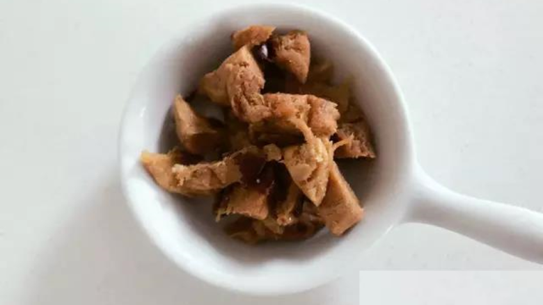 宝宝辅食:红枣蒸梨盅-12M ,大枣放入蒸锅中,冷水入锅中大火蒸15-20分钟,把蒸熟后的大枣去皮去核,然后切小块。
》<a style='color:red;display:inline-block;' href='/shicai/ 2470'>红枣</a>蒸了吃更容易消化,蒸的时间大家根据自身情况可调整