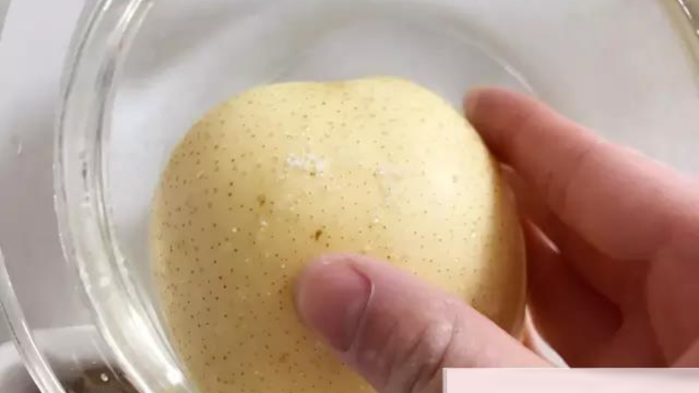 宝宝辅食:红枣蒸梨盅-12M ,梨用盐水泡15分钟左右,用盐搓洗,然后用水冲洗干净。
》也可以直接削皮,但削皮的话盅内的汤汁就会变少。