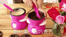 甜蜜 | 手制心形巧克力,震一震模具,让巧克力流动平整。待巧克力凝固后即可脱模,脱模很容易,轻轻一顶就出来了。