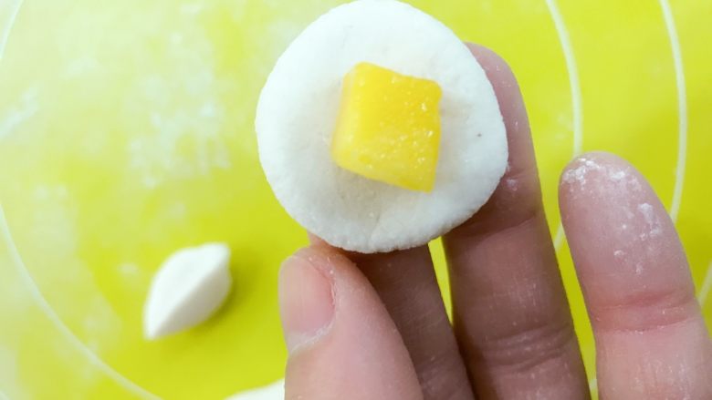 宝宝辅食:水果小圆子-36M ,小芽还做了几个大的,包了水果进去,给小宝贝制作小惊喜哈。