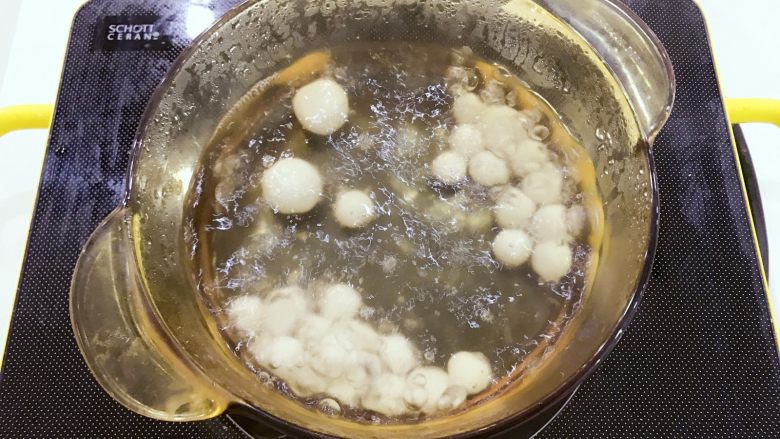 宝宝辅食:水果小圆子-36M ,重新准备一锅水,烧开,倒入做好的糯米小圆子,继续先大火煮开,煮的过程可以用勺子轻轻搅拌,可以防止圆子粘底,见小圆子上浮就差不多了。