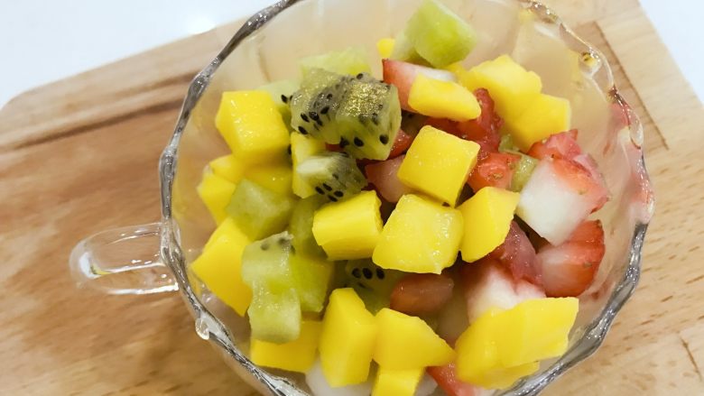 宝宝辅食:水果小圆子-36M ,加入之前准备好的水果。
