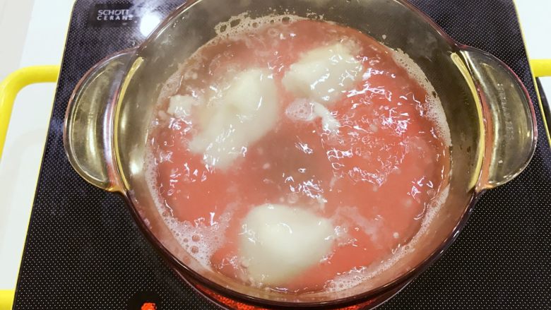宝宝辅食:红糖芝麻汤圆-36M ,准备一锅清水,烧开,取1/5左右步骤1中的糯米团,捏成扁饼状,放入沸水中,直至煮熟。
》如果不知道熟没熟,可以用筷子夹开看看里面是否已变色,还有没有生粉。