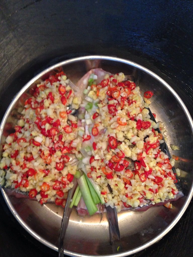 剁椒鱼头,开水后蒸十分钟，用浇上热油的<a style='color:red;display:inline-block;' href='/shicai/ 788'>生抽</a>淋在鱼头上