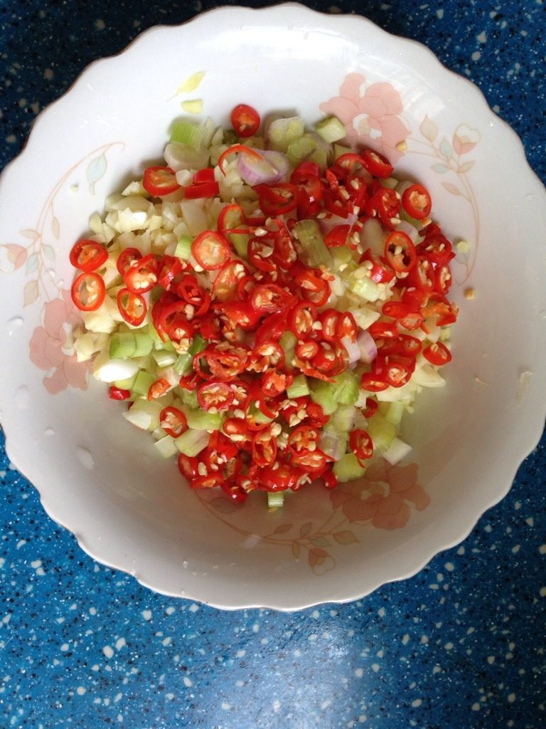 剁椒鱼头,<a style='color:red;display:inline-block;' href='/shicai/ 37'>姜</a>、蒜、尖椒剁碎用少盐、油搅拌（用料按个人喜欢）腌制五分钟，铺满鱼头