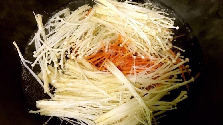 金针菇拌黄瓜---减肥瘦身,锅内烧水,待水开后投入金针菇胡萝卜丝,用大火煮约片刻后捞起,沥干水分。
