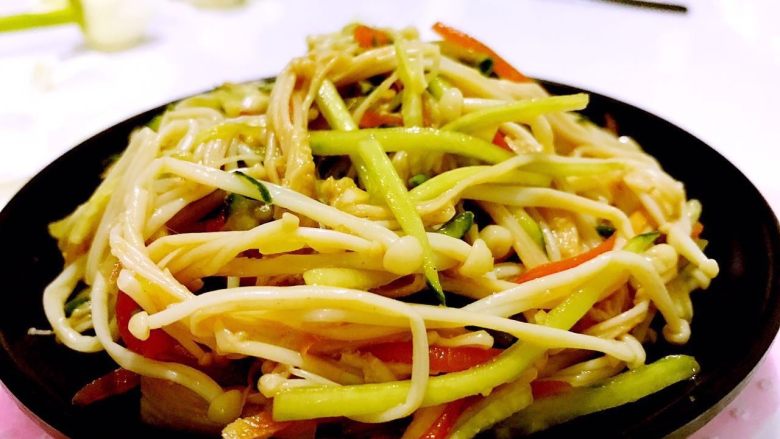 金针菇拌黄瓜---减肥瘦身,用深碗1个,加入黄瓜丝、金针菇胡萝卜,倒入调料,拌匀即可。