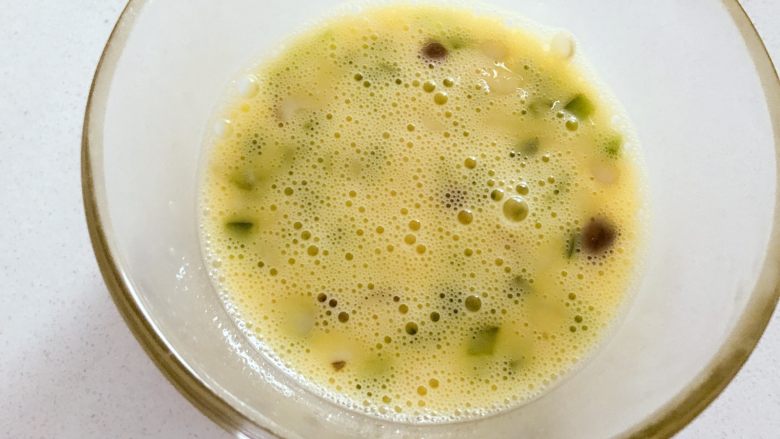 宝宝辅食:彩椒鸡蛋圈-18M ,加入鸡蛋液,少许淀粉,一点点盐(可选),充分搅拌均匀,直至<a style='color:red;display:inline-block;' href='/shicai/ 512'>玉米淀粉</a>不结块哈。