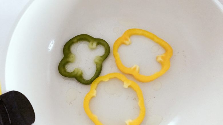 宝宝辅食:彩椒鸡蛋圈-18M ,重新热锅,倒入少许植物油,放入彩椒圈,中火直至彩椒变软差不多熟,可简单翻面。