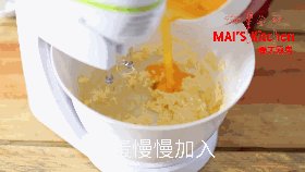 情人节|甜蜜心形小蛋糕,全蛋打散慢慢加入打发的无盐黄油中,搅拌均匀。